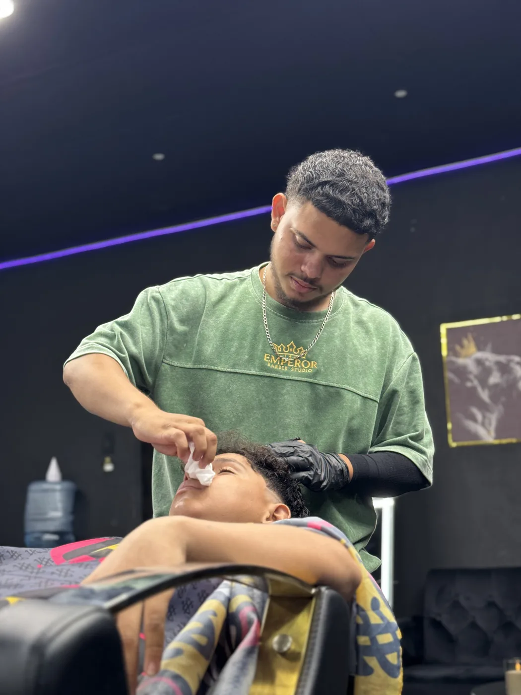 Barbero haciendo una limpieza facial