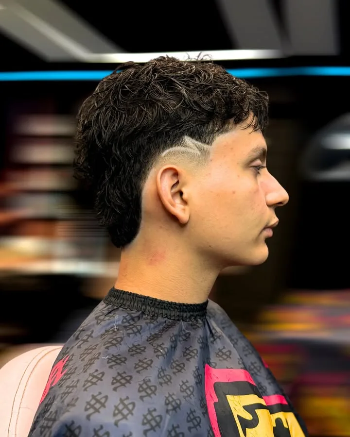 Mullet con diseño lateral, visto de perfil
