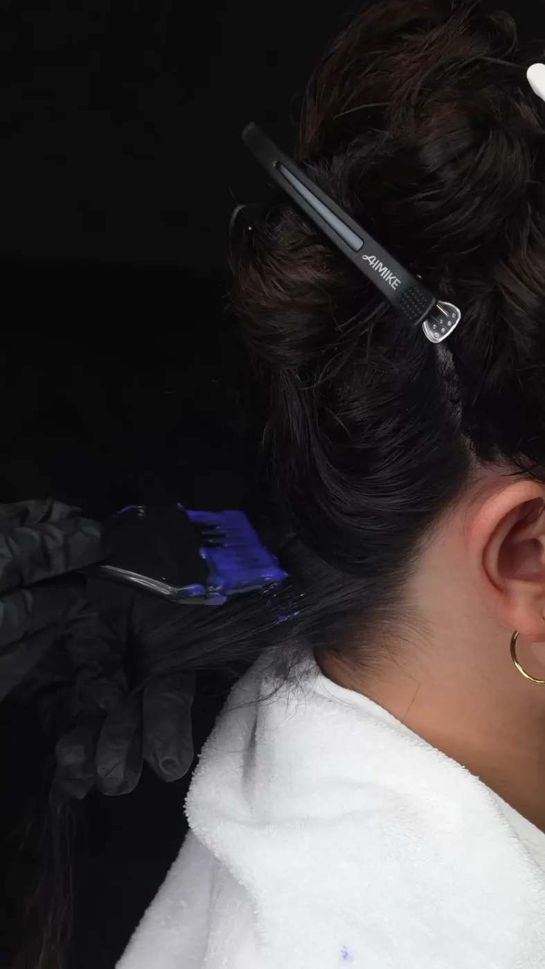 Cabello ondulado recogido con pinzas mientras se peina