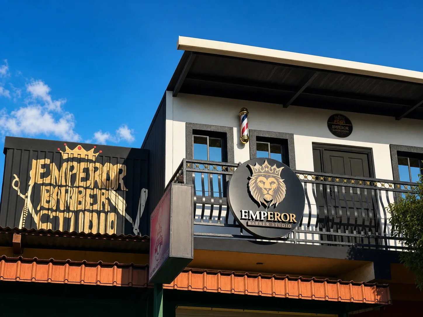 Fachada de Emperor Barber Studio en Chinandega, con el letrero del león y el poste de barbería